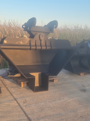 Łyżka trapezowa hydrauliczna na specjalne zamówuwienie.
 Cena 14500 netto