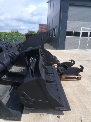 Łyżka skarpowa hydrauliczna 2m 0.8m3 z wymiennym lemieszem .
 Cena 14500 netto